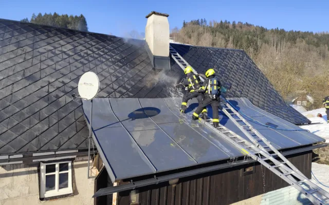 Požár chalupy v Dolních Štěpanicích. Zraněného transportoval do nemocnice vrtulník