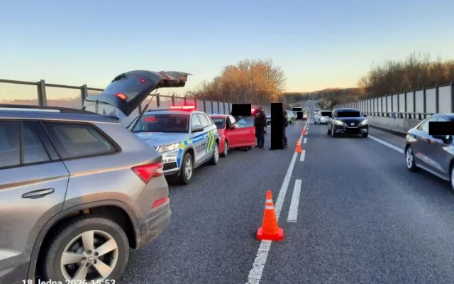 Zloděj ukradl v Liberci nastartované auto, neodradilo ho ani dítě na zadní sedačce