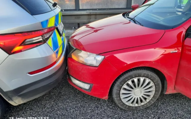 Zloděj ukradl v Liberci nastartované auto, neodradilo ho ani dítě na zadní sedačce