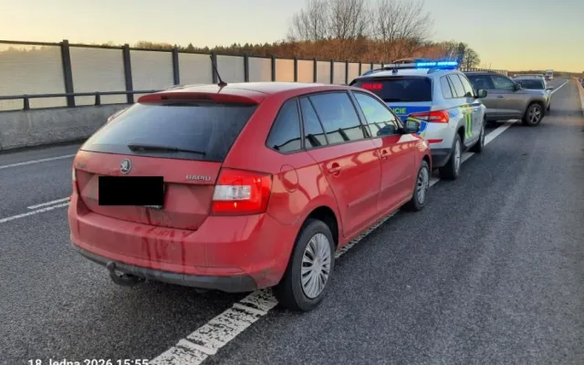Zloděj ukradl v Liberci nastartované auto, neodradilo ho ani dítě na zadní sedačce