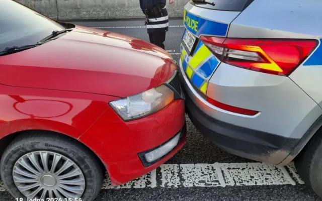 Zloděj ukradl v Liberci nastartované auto, neodradilo ho ani dítě na zadní sedačce