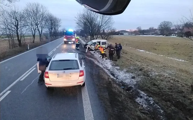 Ošklivě vyhlížející nehoda u Bezdězu se obešla bez zranění. Pomoc přivolal chytrý telefon