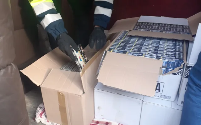 Liberečtí celníci mezi nábytkem v dodávce našli šest set kartónů cigaret