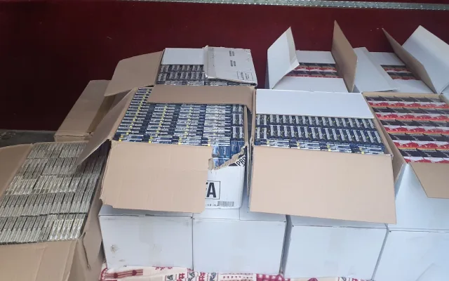 Liberečtí celníci mezi nábytkem v dodávce našli šest set kartónů cigaret
