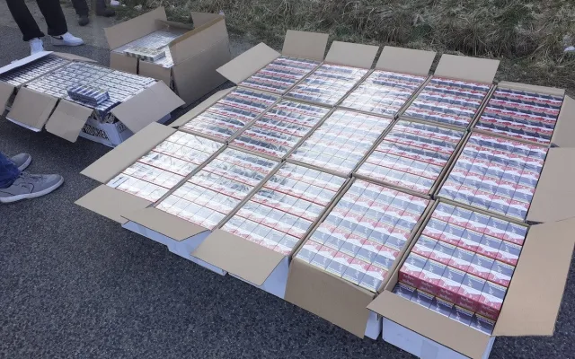 Liberečtí celníci mezi nábytkem v dodávce našli šest set kartónů cigaret
