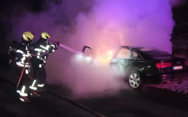 Nedaleko Semil hořelo v noci Audi, hasiči požár zlikvidovali do půl hodiny