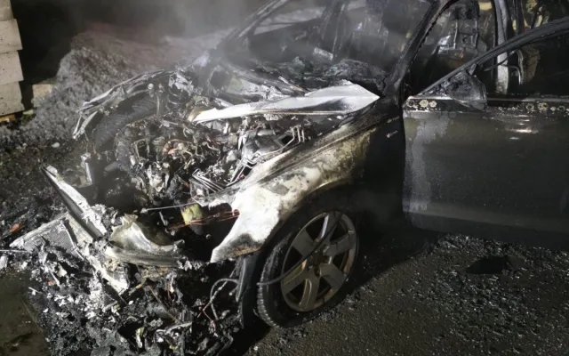 Nedaleko Semil hořelo v noci Audi, hasiči požár zlikvidovali do půl hodiny