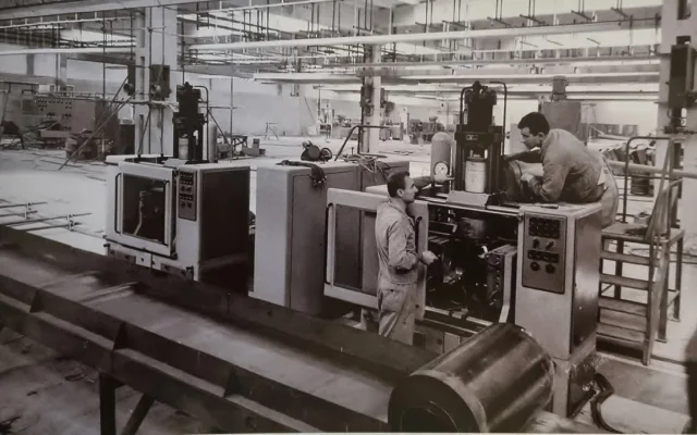 O Plastimatu k Magně. Společnost slaví 80 let. Hledá dobové fotografie