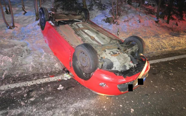 Mladá řidička ve smyku převrátila auto na střechu, jela příliš rychle