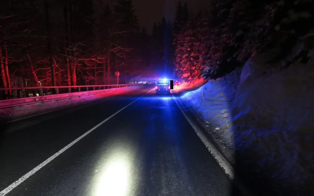Mladá řidička ve smyku převrátila na Jablonecku auto na střechu, jela příliš rychle