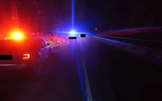 Mladá řidička ve smyku převrátila na Jablonecku auto na střechu, jela příliš rychle