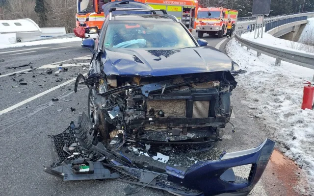 Srážka dvou aut na Mýtě u Harrachova. Vrtulník transportoval do nemocnice zraněného