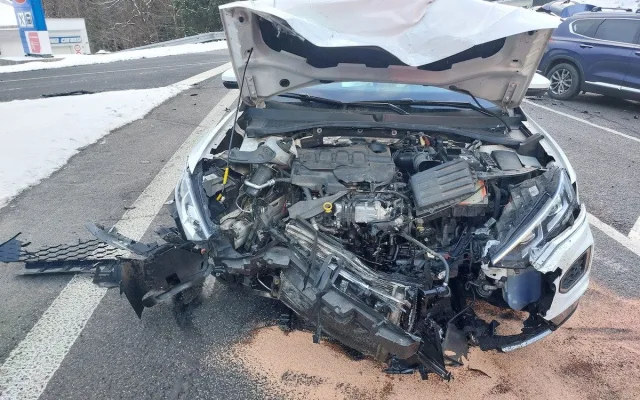 Srážka dvou aut na Mýtě u Harrachova. Vrtulník transportoval do nemocnice zraněného