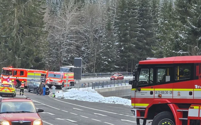 Srážka dvou aut na Mýtě u Harrachova. Vrtulník transportoval do nemocnice zraněného