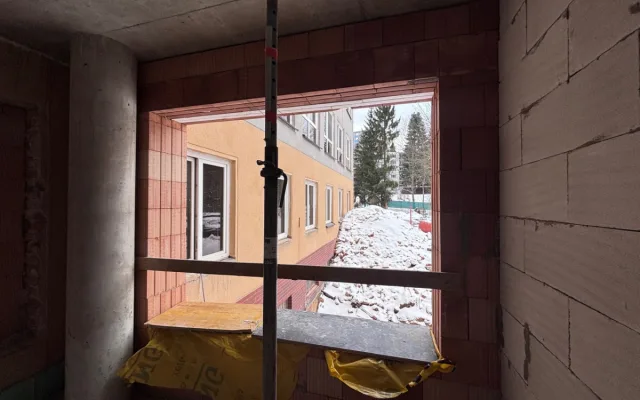 Budova dětské psychiatrie v Liberci se proměňuje. Podívejte se, jak stavba pokročila