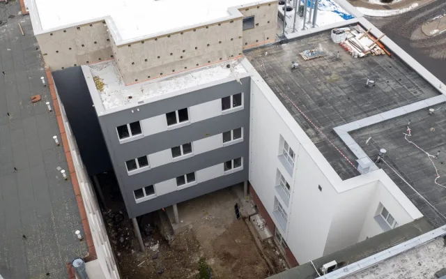 V turnovské nemocnici roste nový pavilon, umožní rozšířit jednotku intenzivní péče