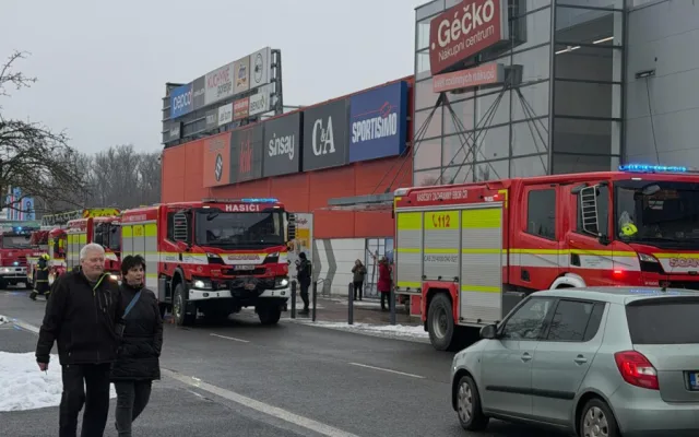 Požár v libereckém Géčku. V elektru hořelo, pět lidí se nadýchalo kouře