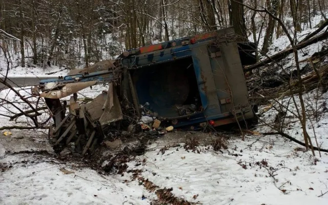 Náklaďák se u Českého Dubu zřítil ze stráně, několik zraněných