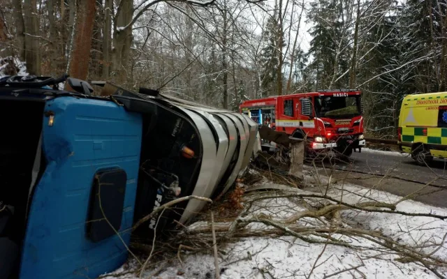 Náklaďák se u Českého Dubu zřítil ze stráně, několik zraněných