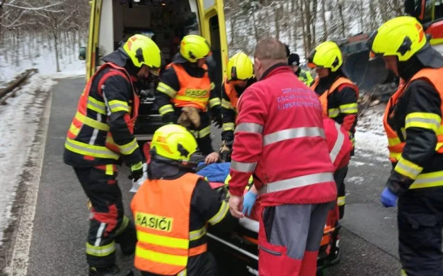 Náklaďák se u Českého Dubu zřítil ze stráně, několik zraněných