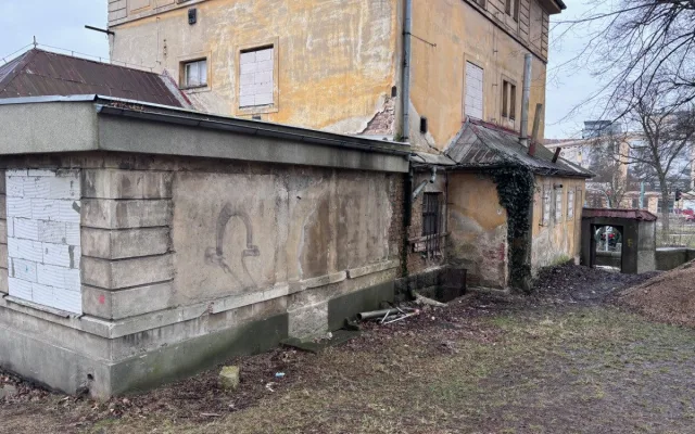 Azylový dům pro ženy, muže či sociální byty. Liberec hledá, co s chátrajícím domem ve Dvorské