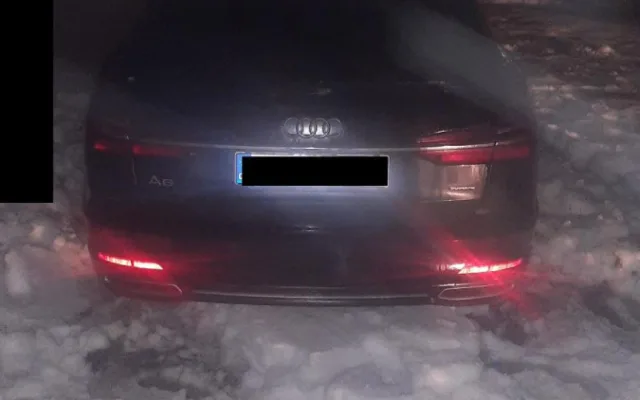 Mladík driftoval na lyžařských tratích v Josefově Dole. Zmařil závod, sám zapadl v mokřadu