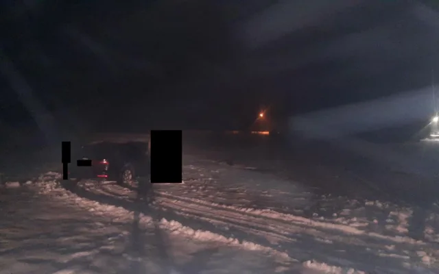 Mladík driftoval na lyžařských tratích v Josefově Dole. Zmařil závod, sám zapadl v mokřadu