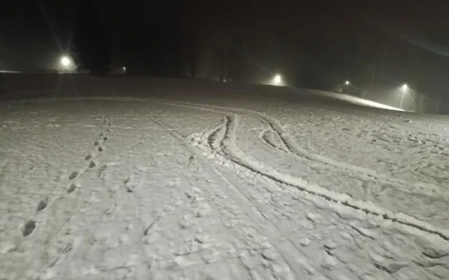 Mladík driftoval na lyžařských tratích v Josefově Dole. Zmařil závod, sám zapadl v mokřadu