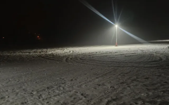 Mladík driftoval na lyžařských tratích v Josefově Dole. Zmařil závod, sám zapadl v mokřadu