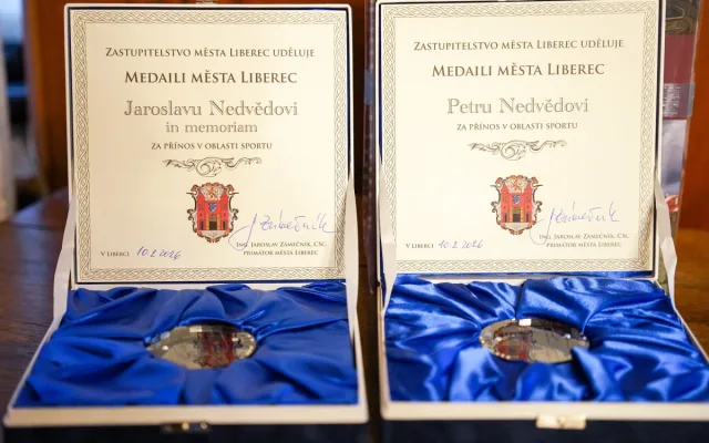 To táta mě posunul k velkému hokeji, díky za medaili i pro něj, řekl Petr Nedvěd v Liberci