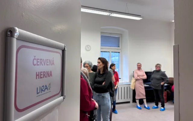 V červené herně se organizovaly jednotlivé skupinky na prohlídky a připraveno tu bylo i drobné pohoštění.