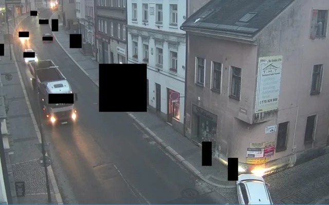 Řidič v centru Turnova narazil do domu. Z místa ujel, hledá ho policie