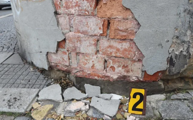 Řidič v centru Turnova narazil do domu. Z místa ujel, hledá ho policie