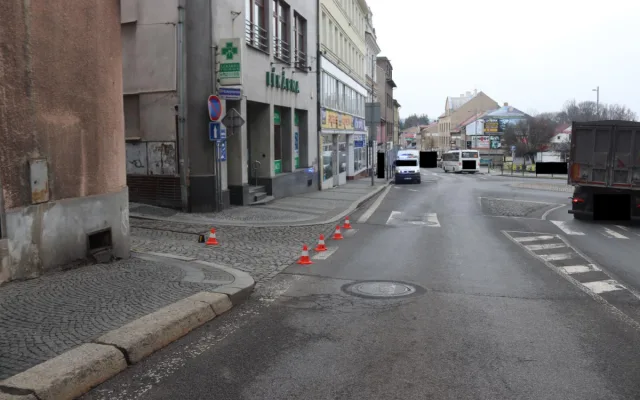 Řidič v centru Turnova narazil do domu. Z místa ujel, hledá ho policie