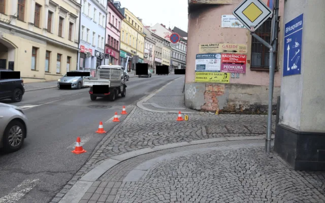 Řidič v centru Turnova narazil do domu. Z místa ujel, hledá ho policie