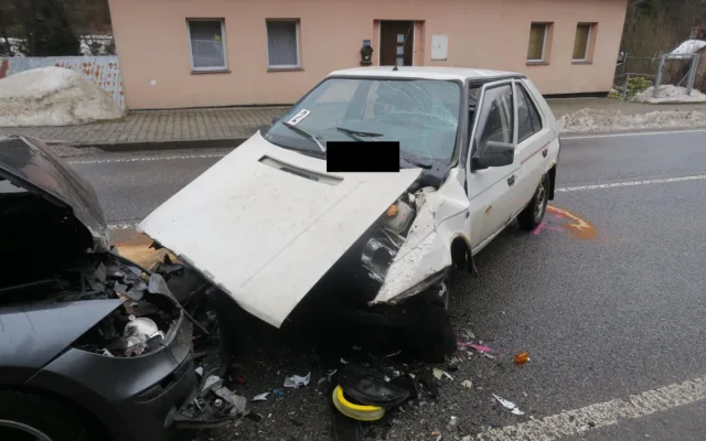 Nehoda Favoritu s BMW skončila ve Smržovce tragicky. Řidič Favoritu na její následky zemřel