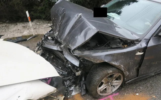 Nehoda Favoritu s BMW skončila ve Smržovce tragicky. Řidič Favoritu na její následky zemřel