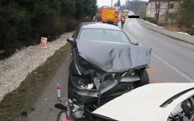 Nehoda Favoritu s BMW skončila ve Smržovce tragicky. Řidič Favoritu na její následky zemřel