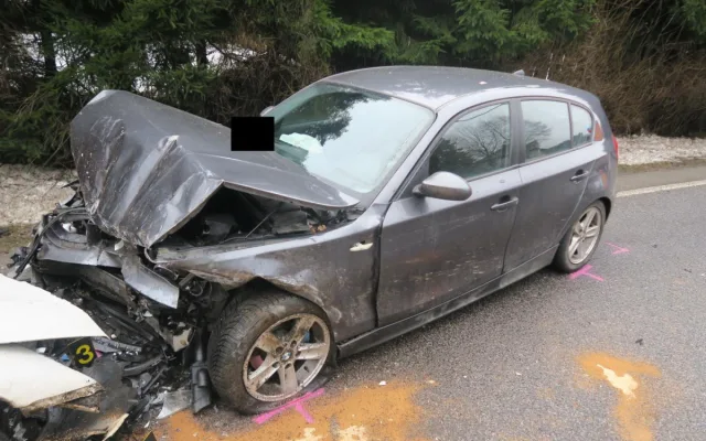 Nehoda Favoritu s BMW skončila ve Smržovce tragicky. Řidič Favoritu na její následky zemřel
