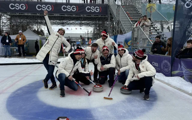 Eva Adamczyková při curlingu.