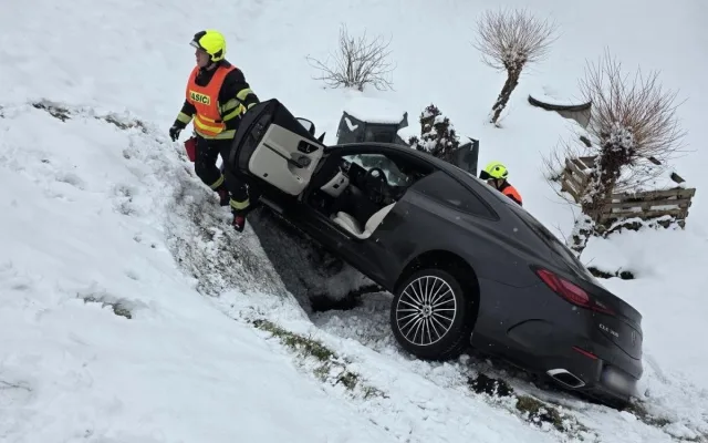 Mercedes na Jablonecku vylétl ze silnice do příkopu, pomoc pasažérům zavolal systém eCall