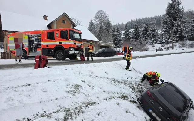Mercedes na Jablonecku vylétl ze silnice do příkopu, pomoc pasažérům zavolal systém eCall