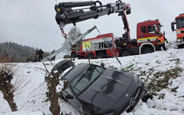 Mercedes na Jablonecku vylétl ze silnice do příkopu, pomoc pasažérům zavolal systém eCall