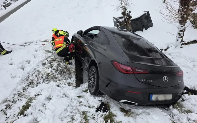 Mercedes na Jablonecku vylétl ze silnice do příkopu, pomoc pasažérům zavolal systém eCall