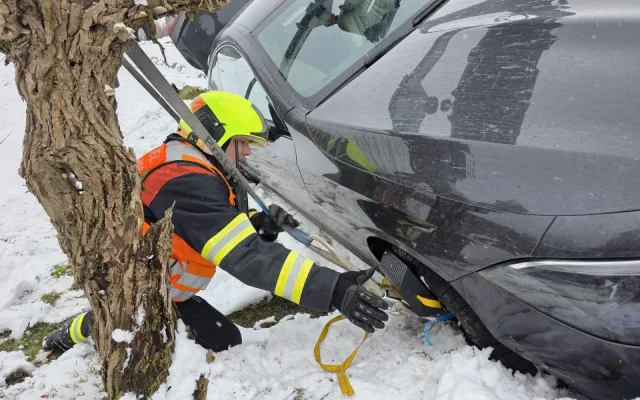 Mercedes na Jablonecku vylétl ze silnice do příkopu, pomoc pasažérům zavolal systém eCall