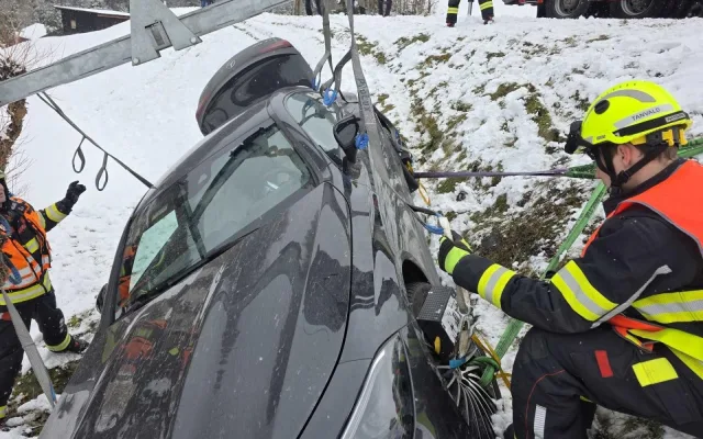 Mercedes na Jablonecku vylétl ze silnice do příkopu, pomoc pasažérům zavolal systém eCall
