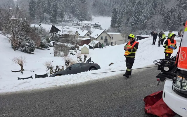 Mercedes na Jablonecku vylétl ze silnice do příkopu, pomoc pasažérům zavolal systém eCall