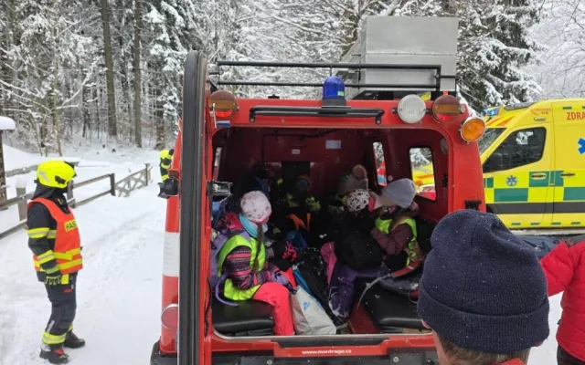 Nečekané dobrodružství malých lyžařů na Jablonecku. Autobus jim zapadl, svezli se obojživelníkem