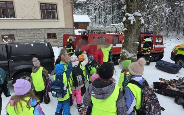 Nečekané dobrodružství malých lyžařů na Jablonecku. Autobus jim zapadl, svezli se obojživelníkem