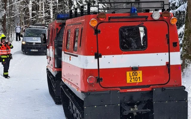 Nečekané dobrodružství malých lyžařů na Jablonecku. Autobus jim zapadl, svezli se obojživelníkem